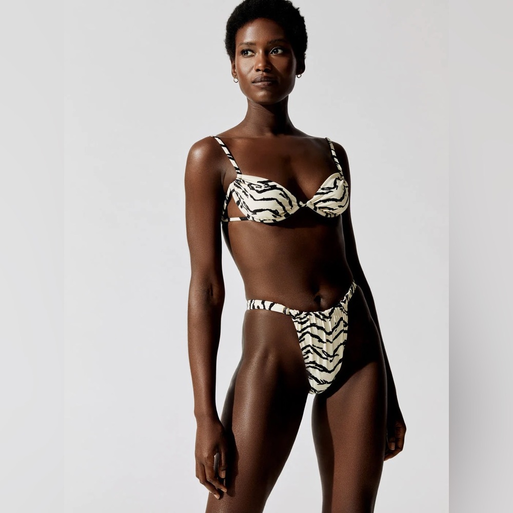 WEWOREWHAT Ruched Underwire Bikini Top and Bottoms